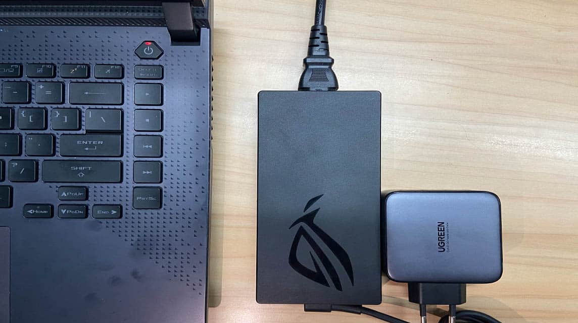 Perbandingan ukuran charger Laptop ROG dan Ugreen GaN x 100W